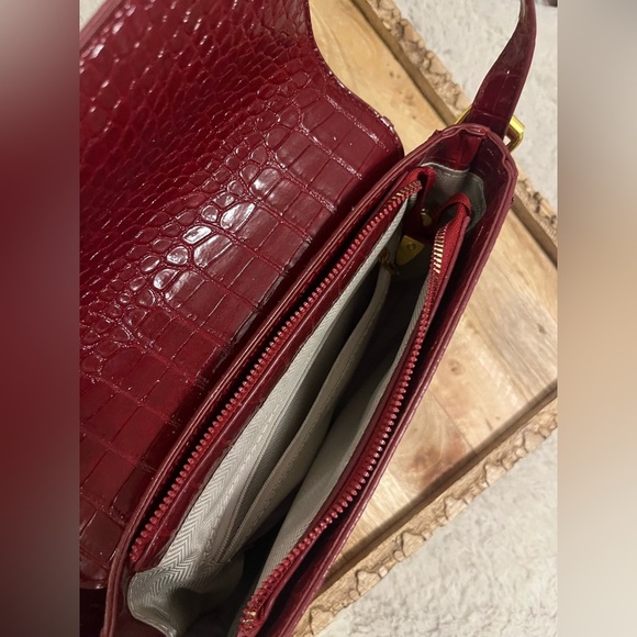 Faux Leather Croc Embossed Bag - Picture 8 of 11